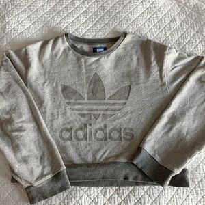 Cropped Adidas crewneck.
